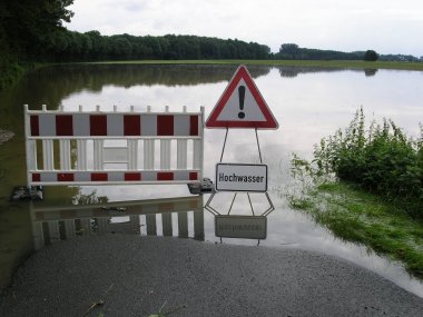 Absperrung wegen Hochwasser