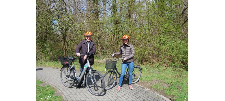 Bürgermeister Marco Diethelm und Klimaschutzmanagerin Caroline Hüttemann mit Fahrrädern