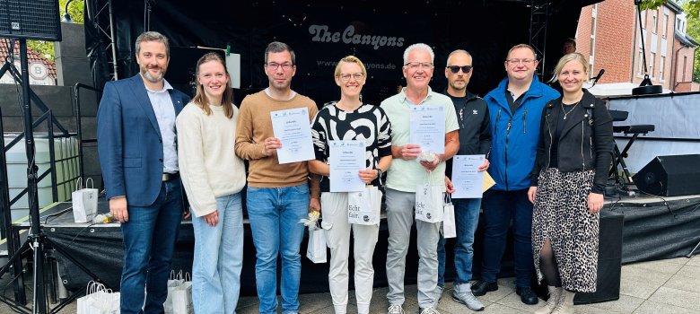 Bürgermeister Marco Diethelm, Klimaschutzmanagerin Caroline Hüttemann, die Siegerinnen und Sieger in der Einzewertung: Roland Ortkras, Stephanie Schlüter, Bruno Gertheinrich, Andreas Hunkenschröder, Matthias Späte von der Kreissparkasse Halle-Wiedenbrück, Katharina Pella von der Volksbank in Ostwestfalen eG. 