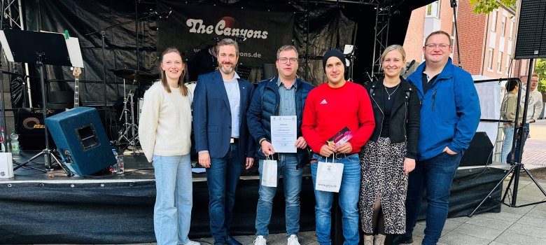 Klimaschutzmanagerin Caroline Hüttemann, Bürgermeister Marco Diethelm, Peter Hagemann und Daniel Niemann von der Feuerwehr Herzebrock-Clarholz, die im Team die meisten Gesamtkilometer zurücklegten, Katharina Pella von der Volksbank in Ostwestfalen eG, Matthias Späte von der Kreissparkasse Halle-Wiedenbrück