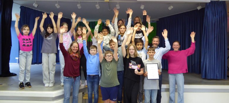 Die Kinder der Bolandschule freuen sich über ihren Gewinn mit Lehrerin Indra Berg-Scheumann und der stellvertretenden Schulleiterin Svenja Hunke, sowie Bürgermeister Marco Diethelm und Klimaschutzmanagerin Caroline Hüttemann