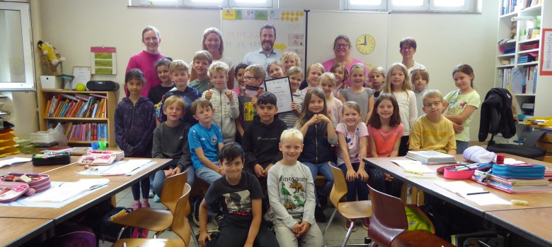 Kristina Mutawalli und Alexandra Severins, Schulleiterin Anja Gisbertz sowie Bürgermeister Marco Diethelm und Klimaschutzmanagerin Caroline Hüttemann sind stolz auf die 2a, der Gewinnerklasse der Josefschule in Herzebrock