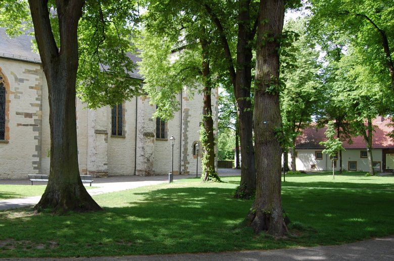 Sonne und Schatten auf dem Kirchplatz in Clarholz