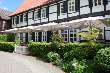 idyllisch vom Kirchplatz aus - das alte Gasthaus Rugge