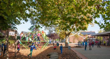 Foto des Schulhofes mit Spielgeräten